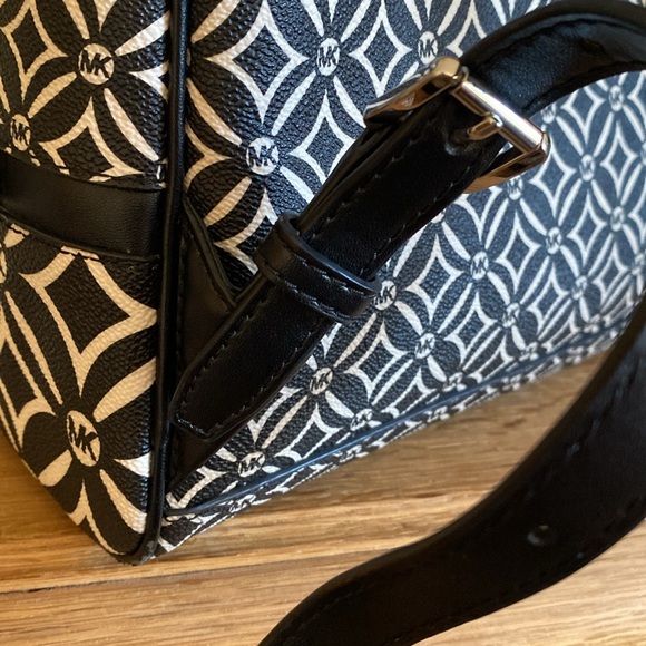 Michael Kors adjustable medium size backpack - Picture 6 of 15